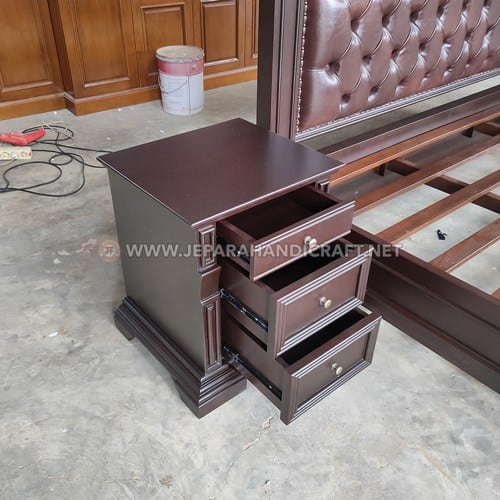 Beli Tempat Tidur Jati Ukir Klasik Augusta Bergaransi